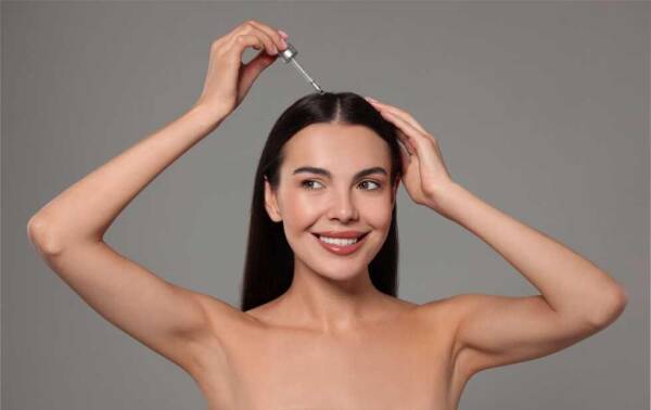 Kosmetyki do skóry głowy wspierające porost włosów – wcierka, peeling i serum